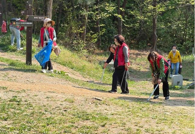 연수구 동춘1동 통장자율회는 지난달 30일 도심 속 쾌적한 환경 조성을 위해 봉재산 환경 정화 활동을 실시했다